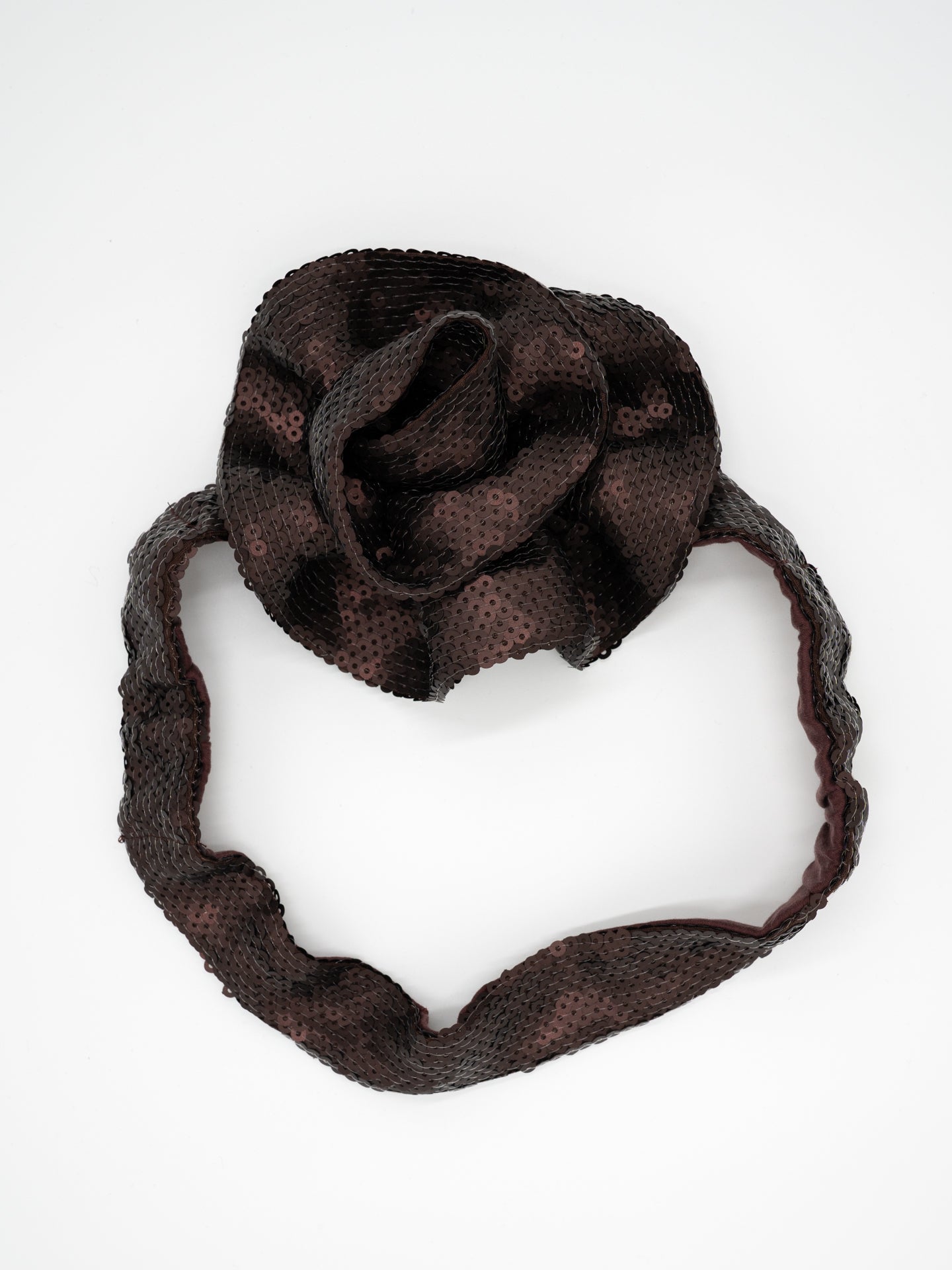 Róża z cekinów na pasku