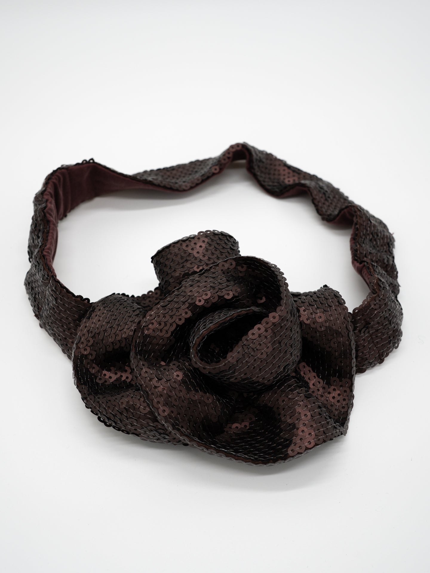 Róża z cekinów na pasku