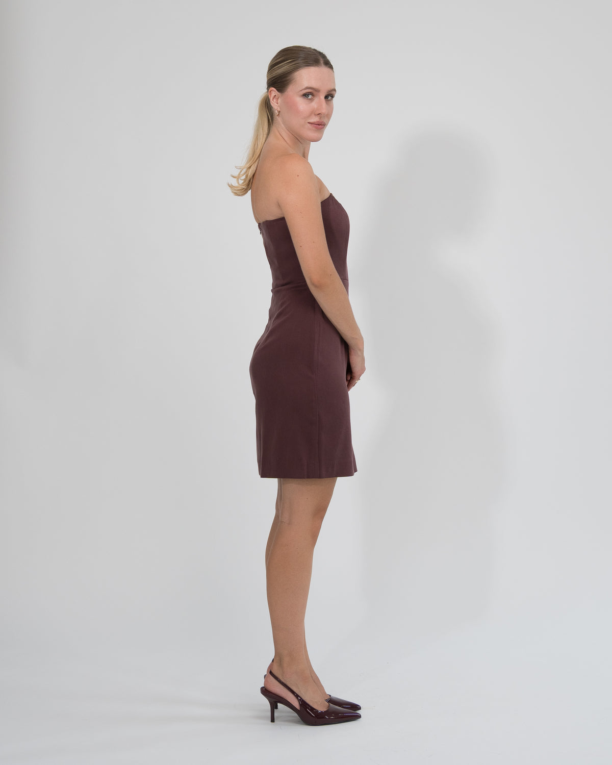 Sukienka Bez ramion mini bordowa – bok