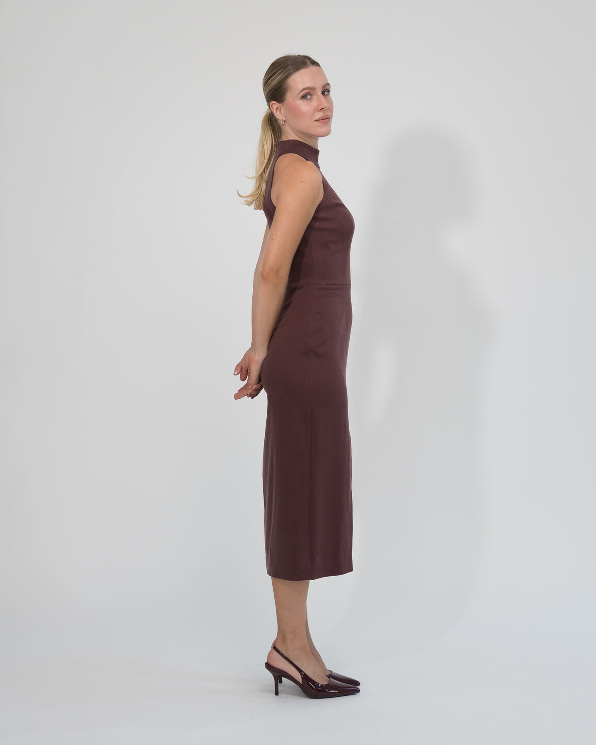 Sukienka Halter neck midi bordowa – bok