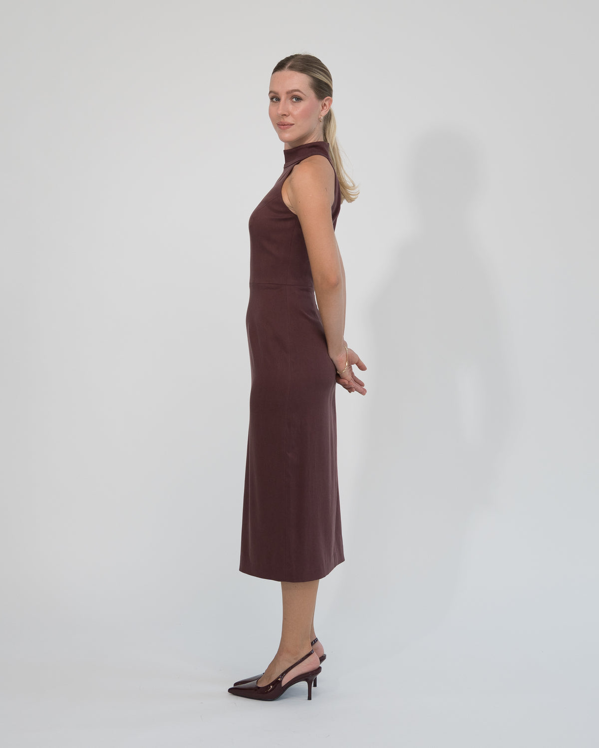 Sukienka Halter neck midi bordowa – bok