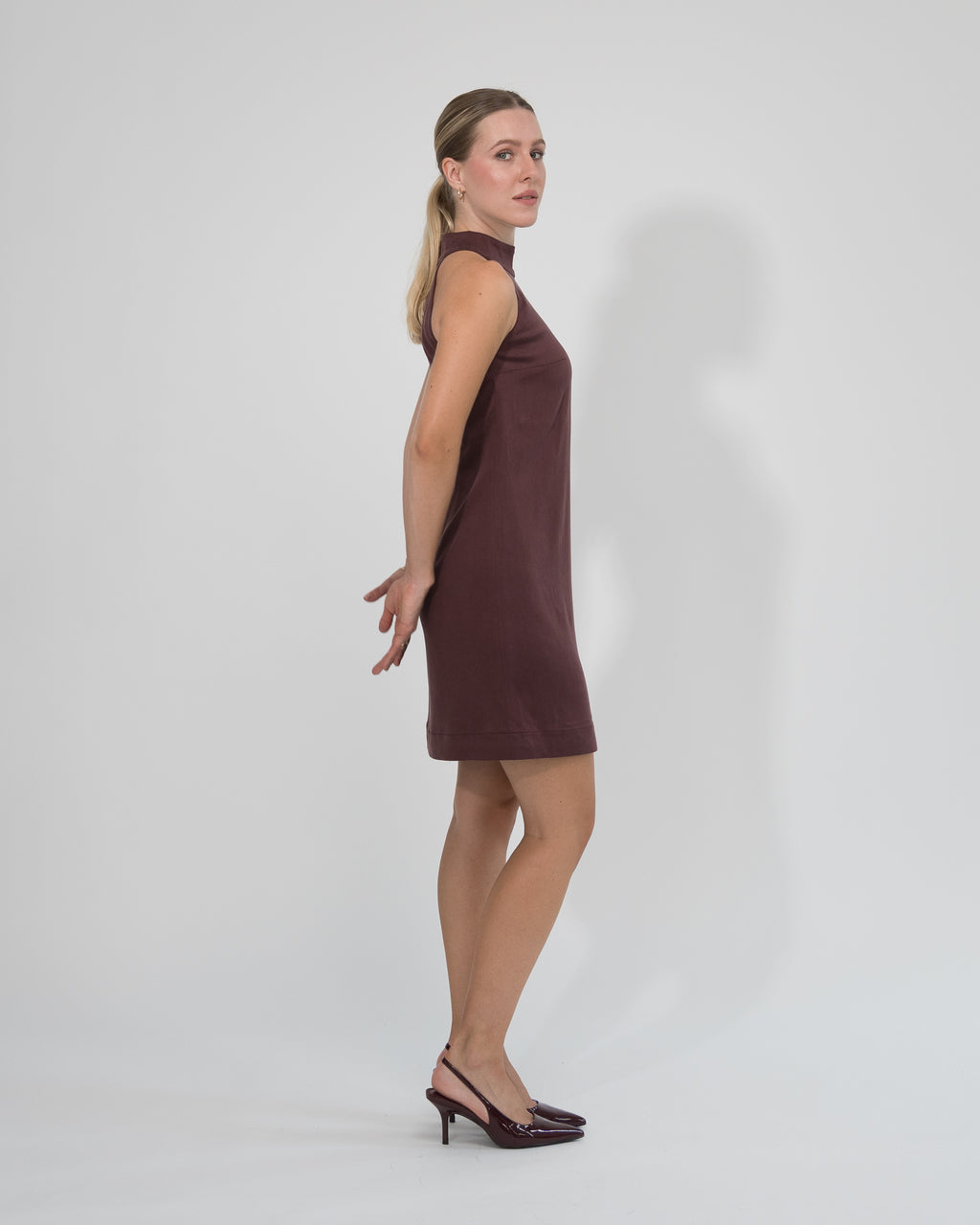 Sukienka Halter neck mini bordowa – bok
