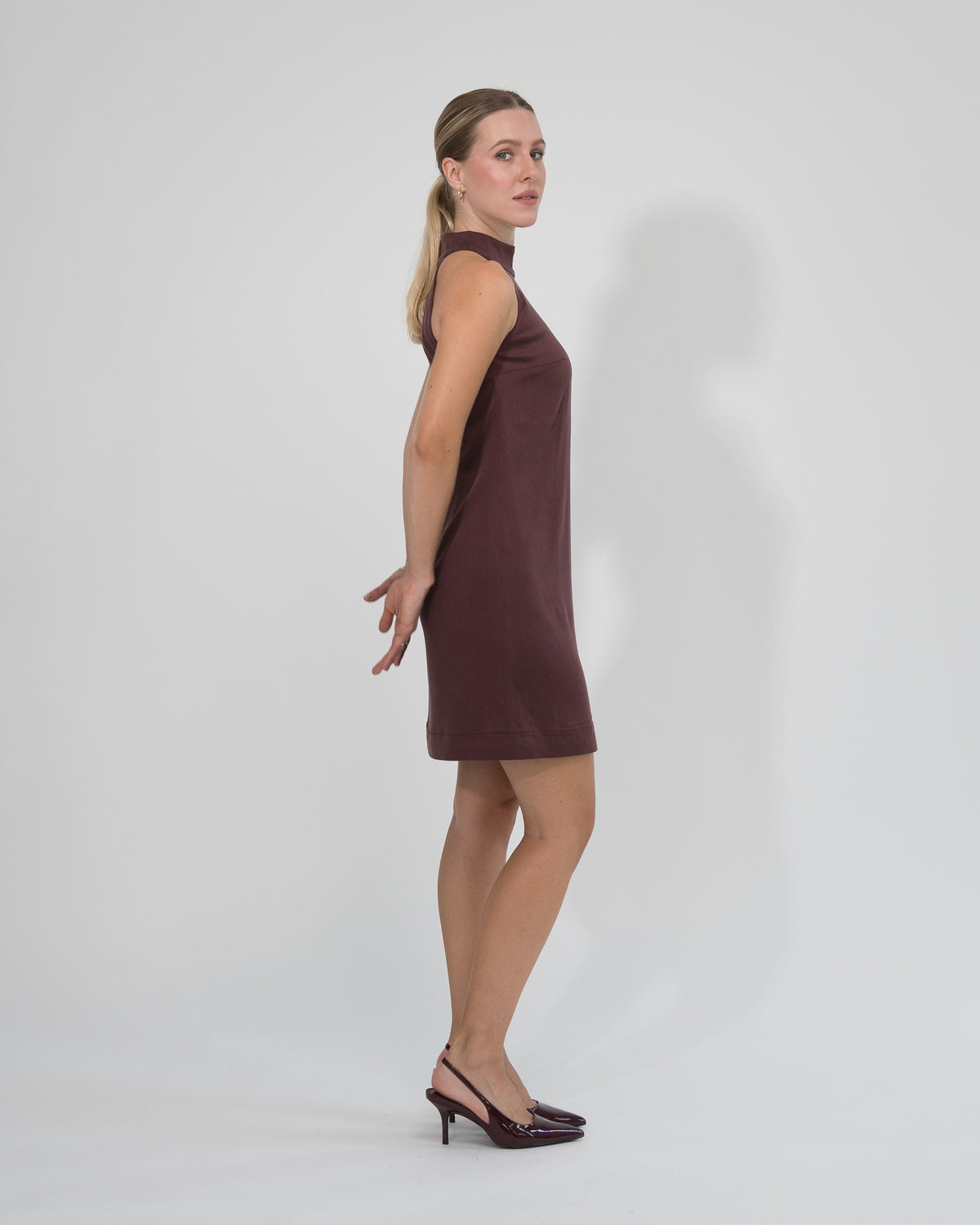 Sukienka Halter neck mini bordowa – bok