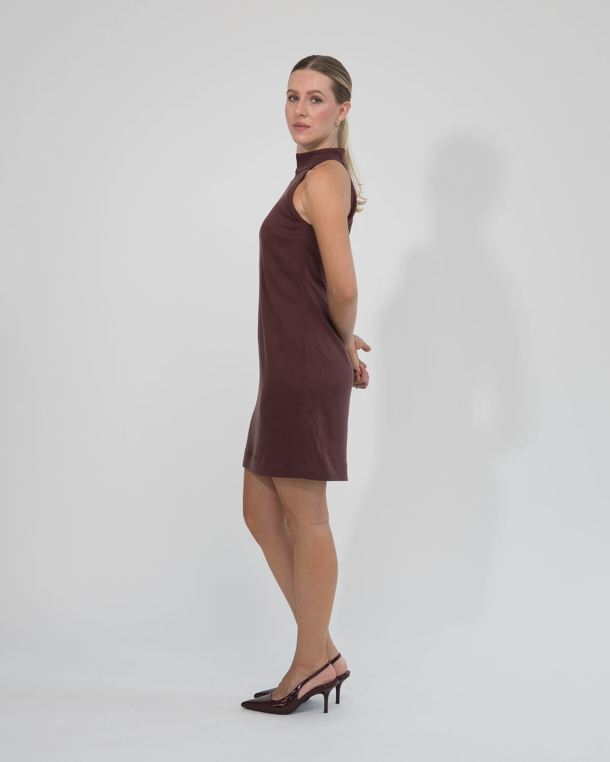 Sukienka Halter neck mini bordowa – bok