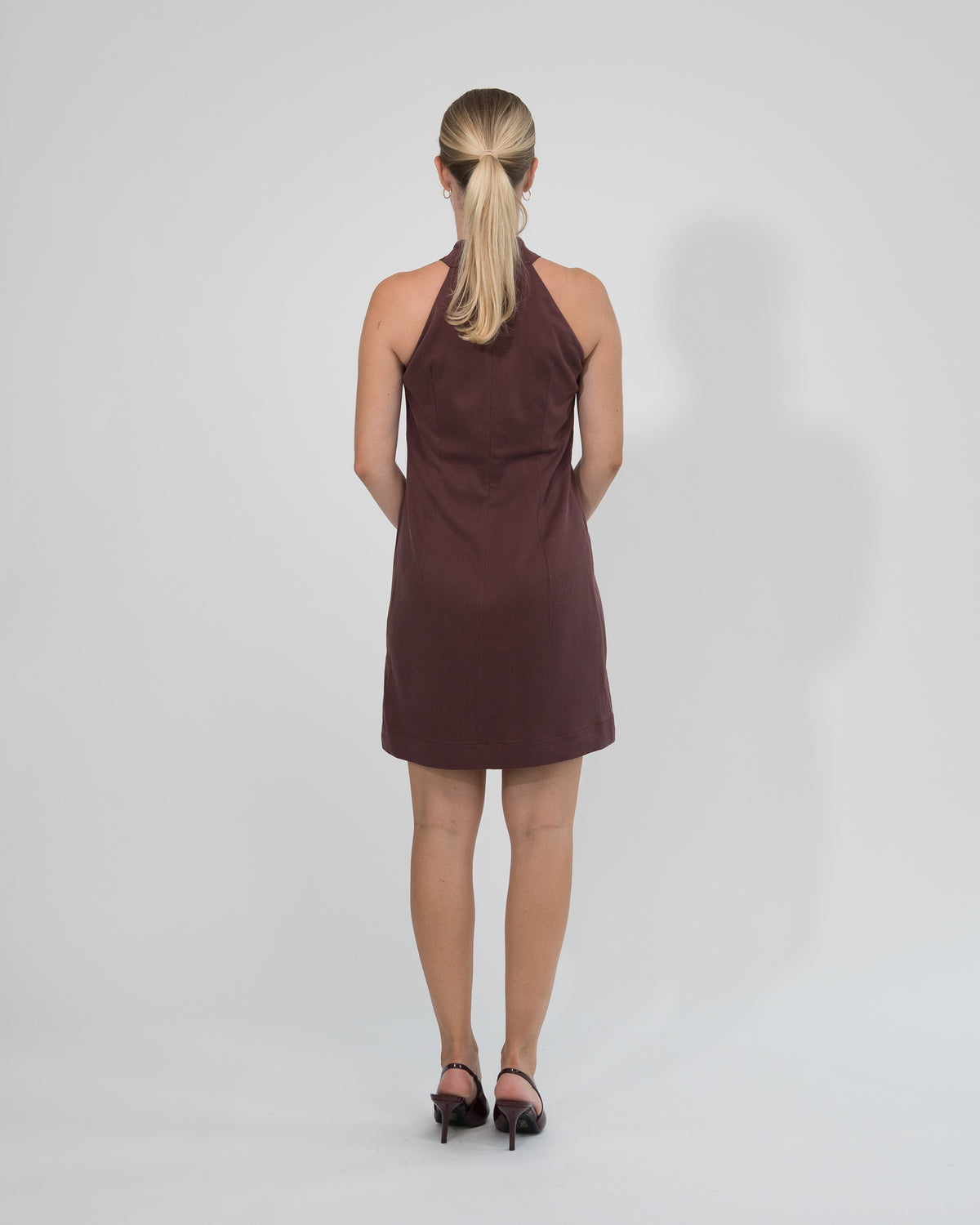 Sukienka Halter neck mini bordowa – tył