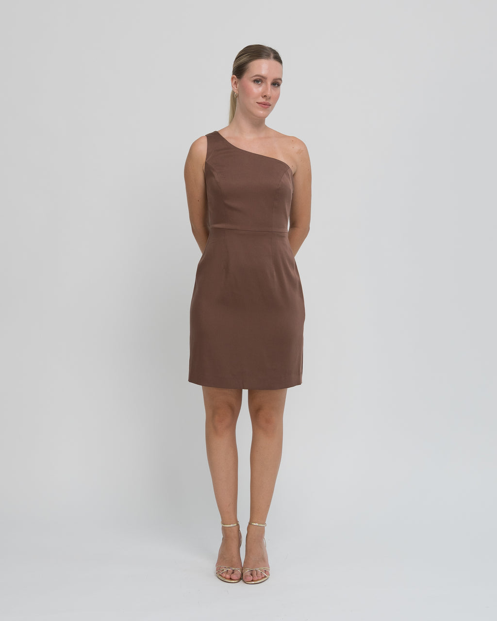 Sukienka Asymetryczna mini brązowa – przód