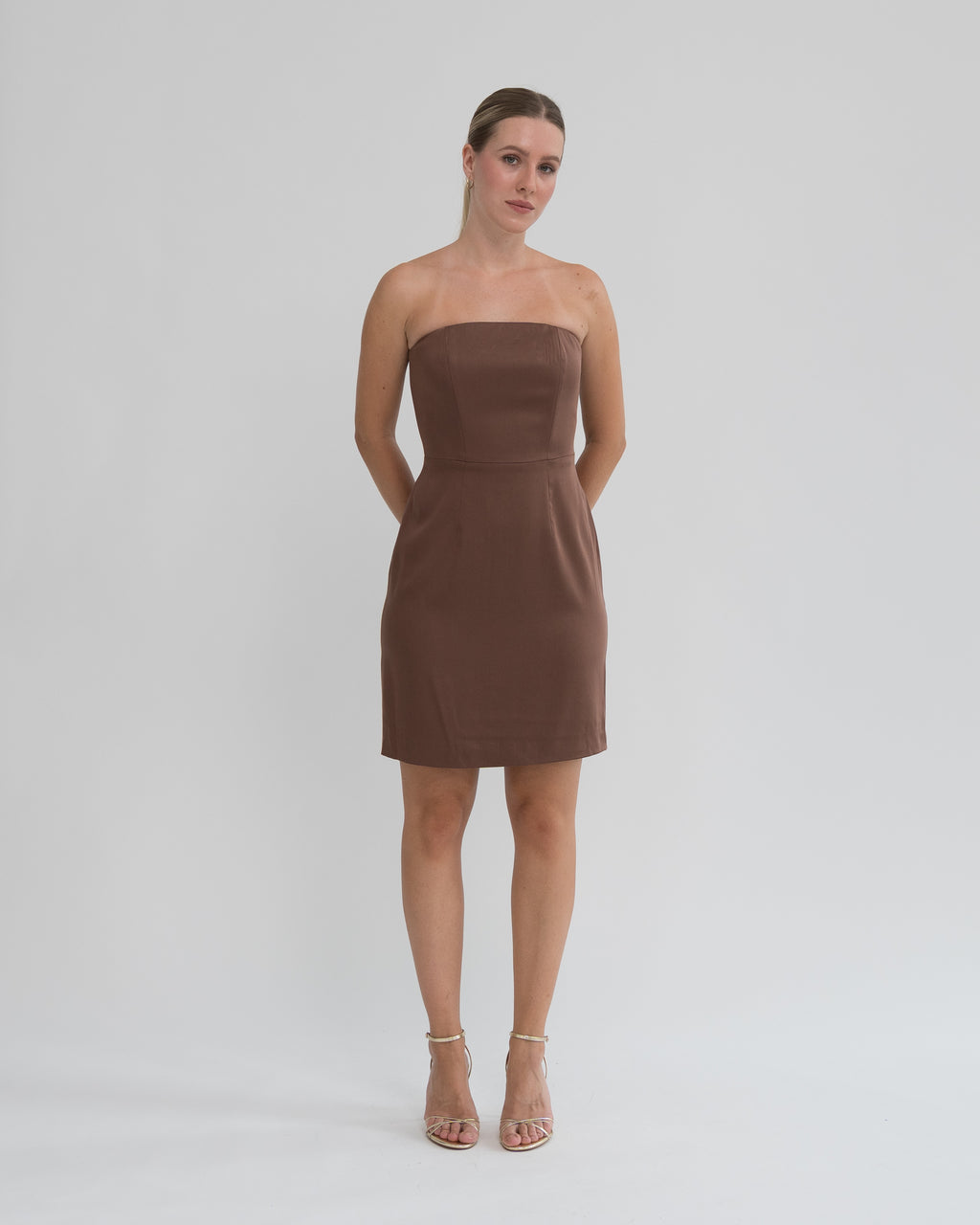 Sukienka Bez ramion mini brązowa – przód