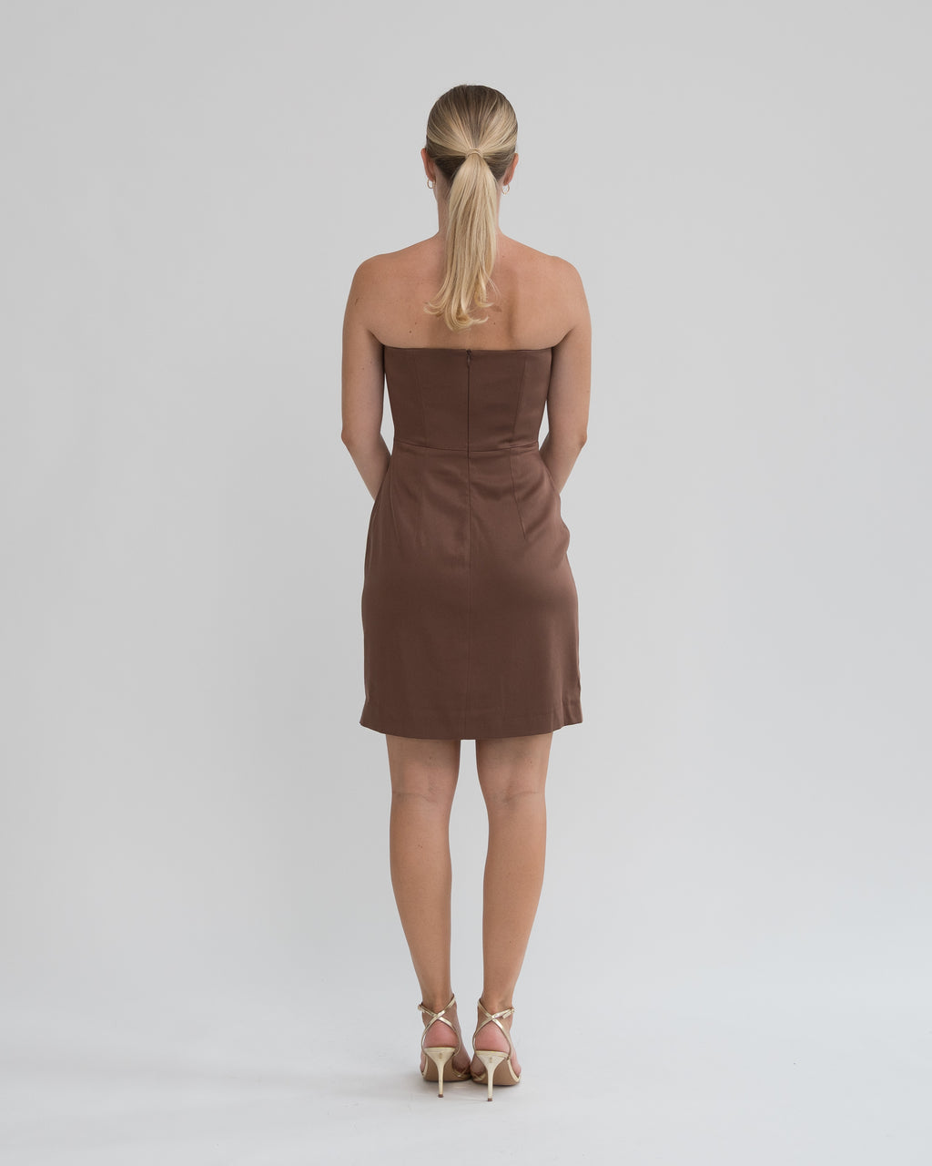 Sukienka Bez ramion mini brązowa – tył