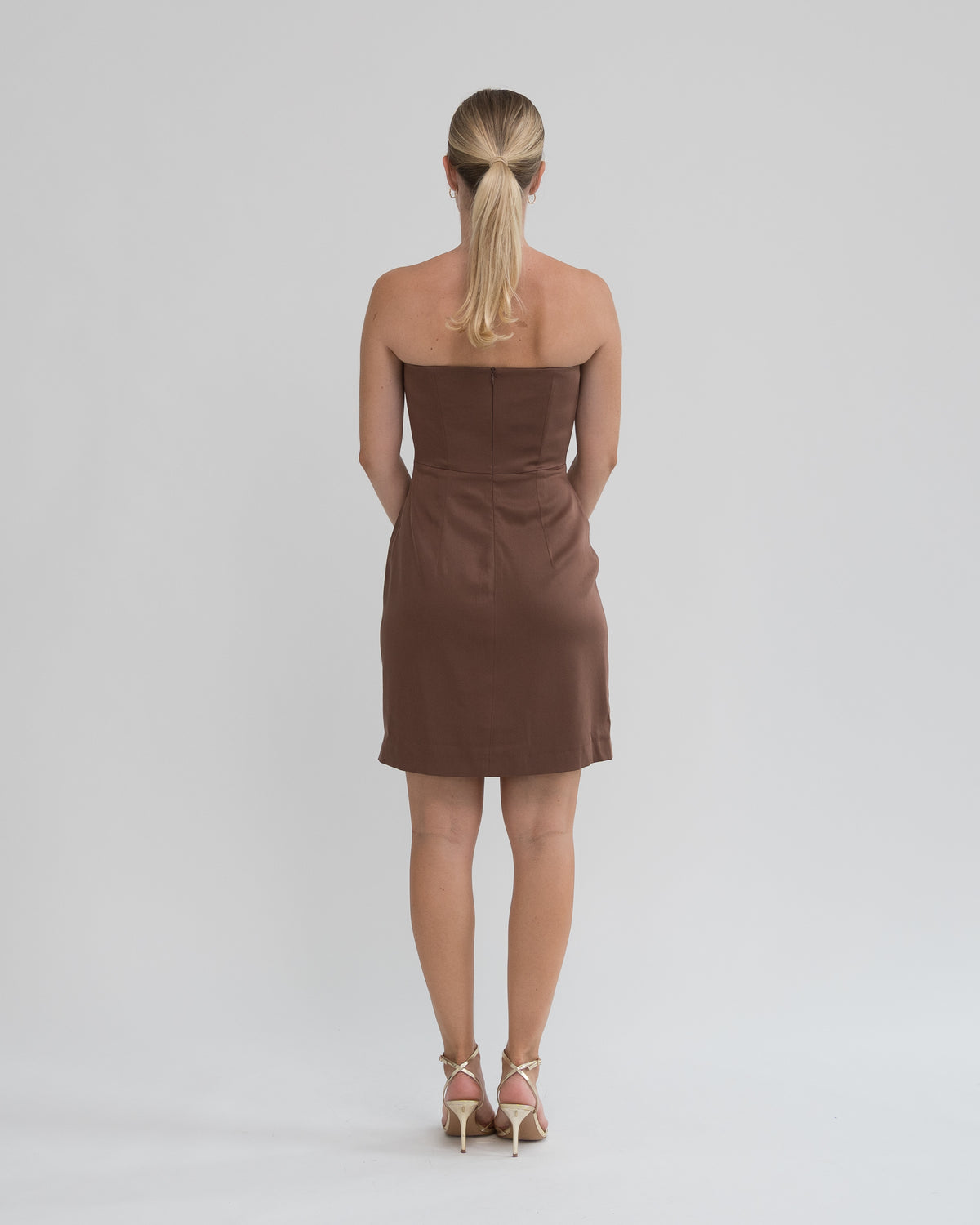 Sukienka Bez ramion mini brązowa – tył