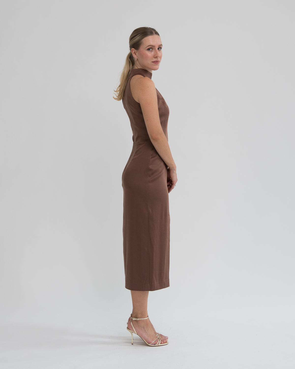 Sukienka Halter neck midi brązowa – bok