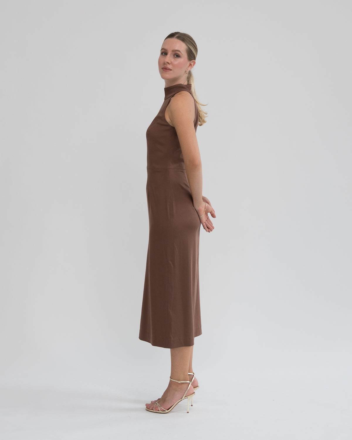 Sukienka Halter neck midi brązowa – bok