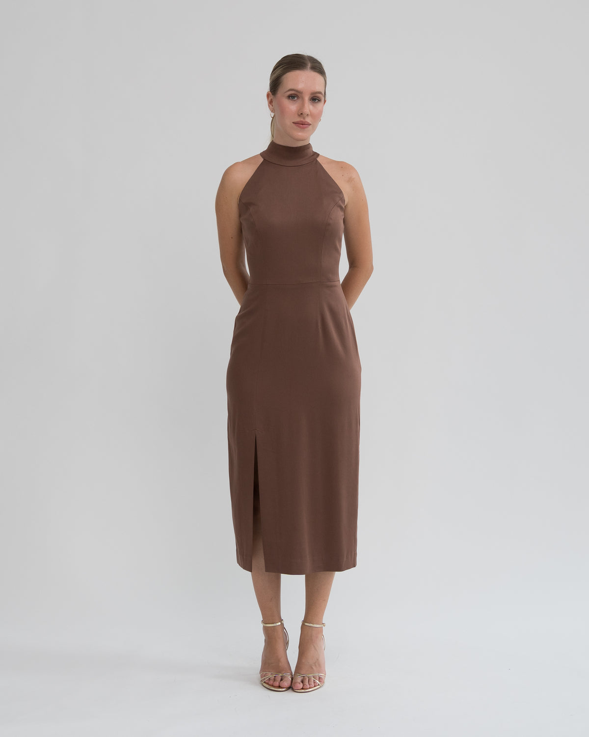 Sukienka Halter neck midi brązowa – przód