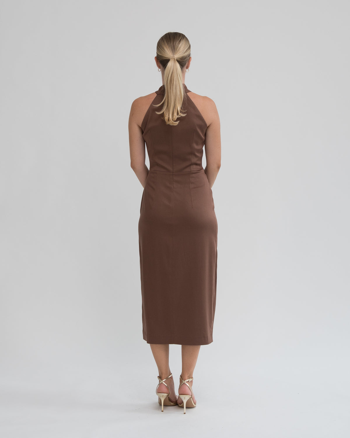Sukienka Halter neck midi brązowa – tył