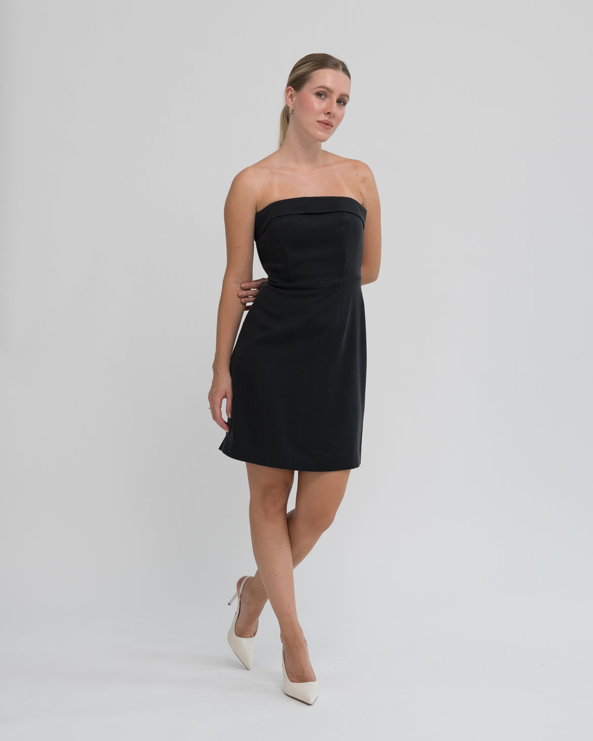 Sukienka Bez ramion mini czarna – przód