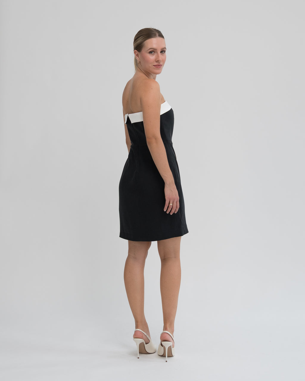 Sukienka Bez ramion mini czarna – tył