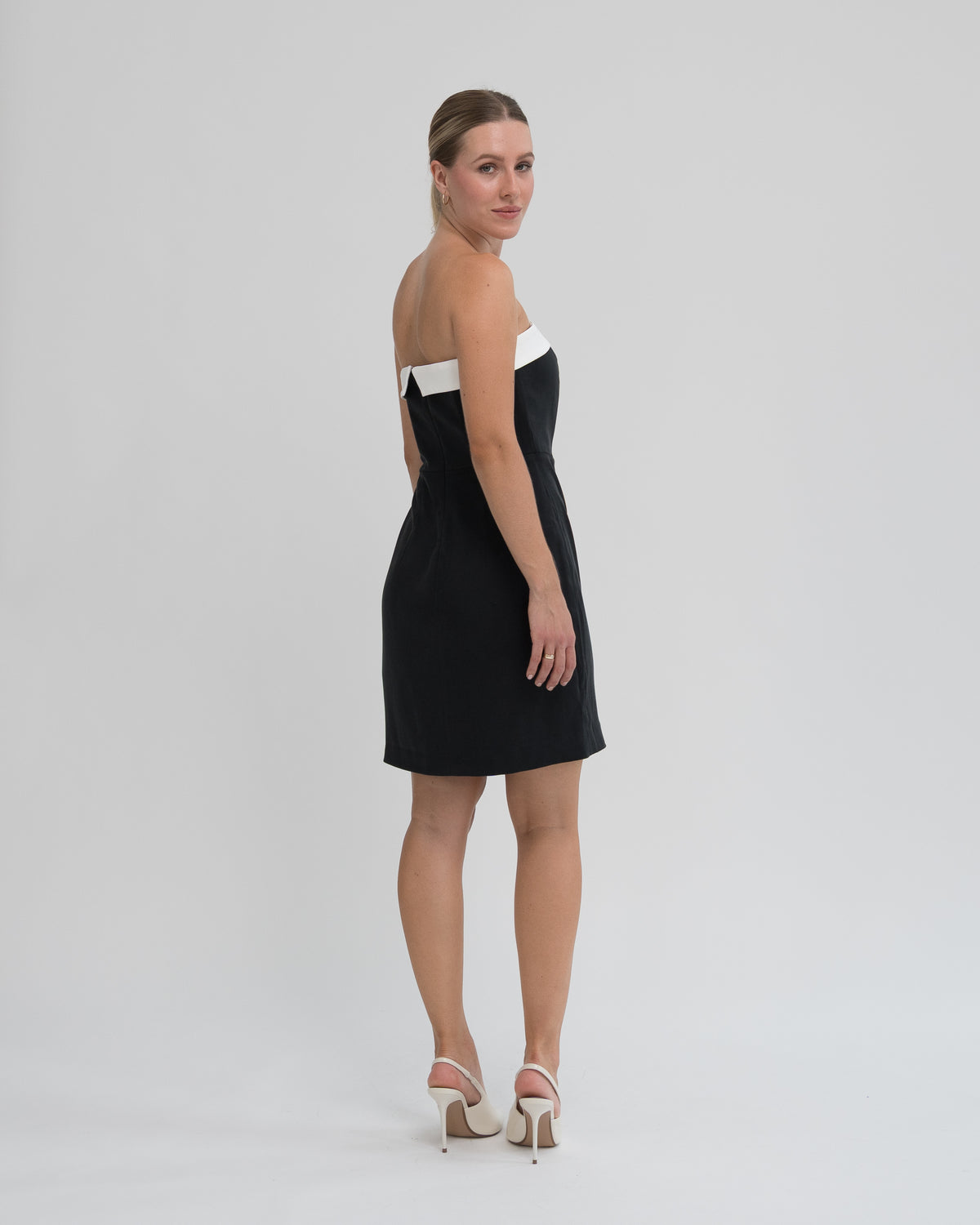 Sukienka Bez ramion mini czarna – tył