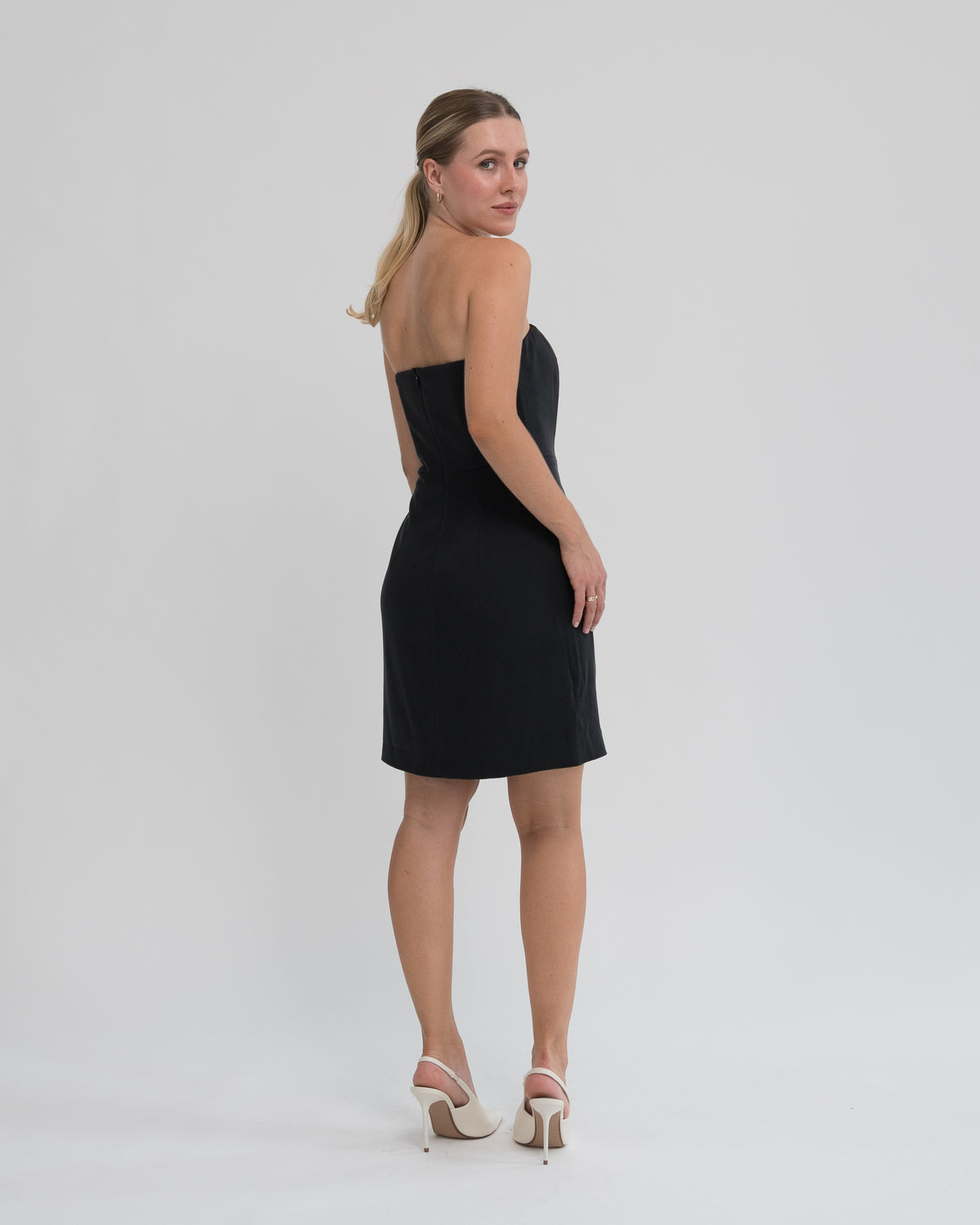 Sukienka Bez ramion mini czarna – tył