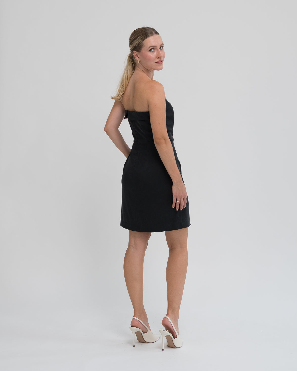 Sukienka Bez ramion mini czarna – tył