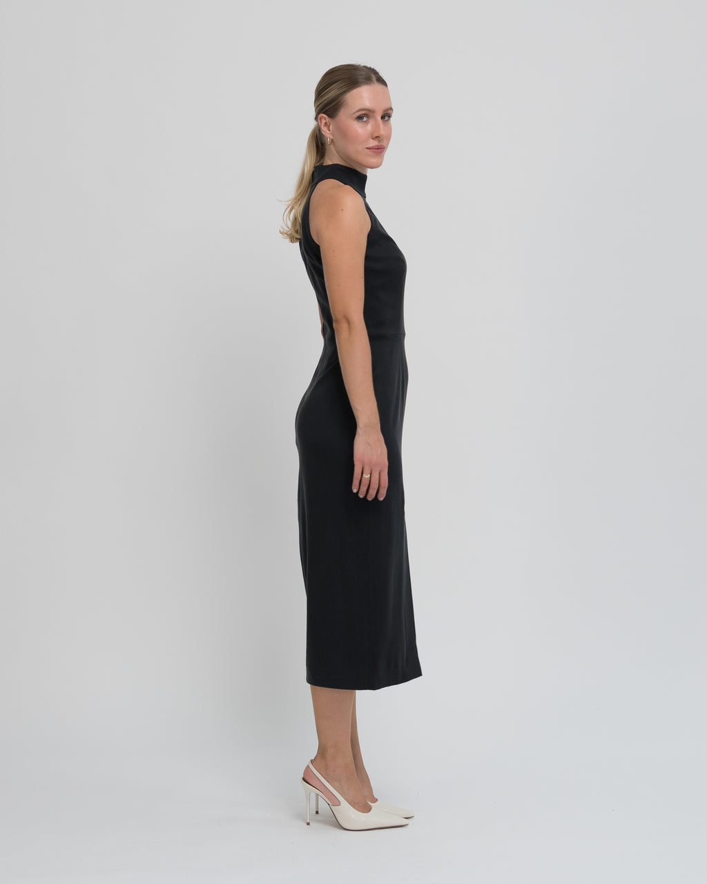 Sukienka Halter neck midi czarna – bok