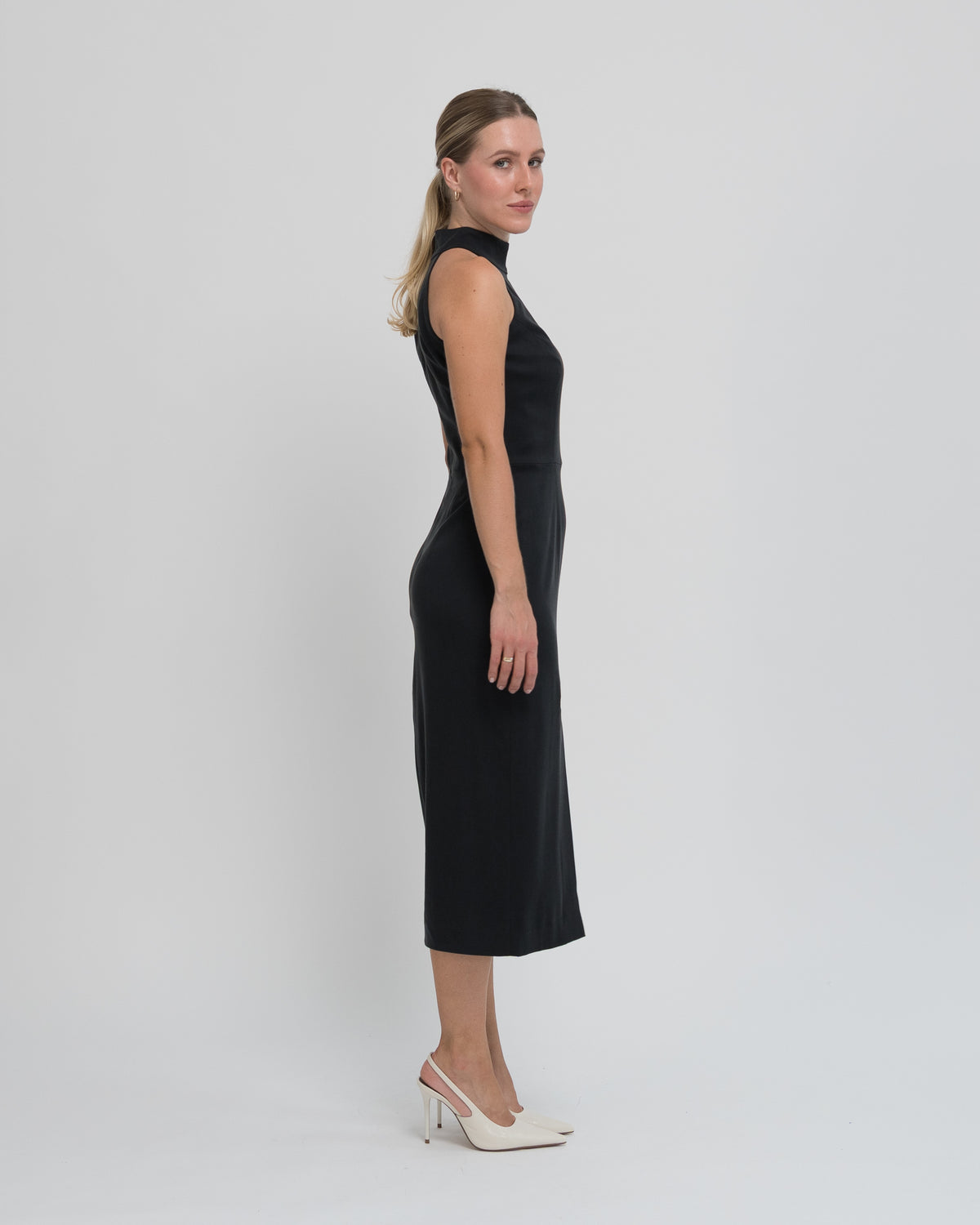 Sukienka Halter neck midi czarna – bok