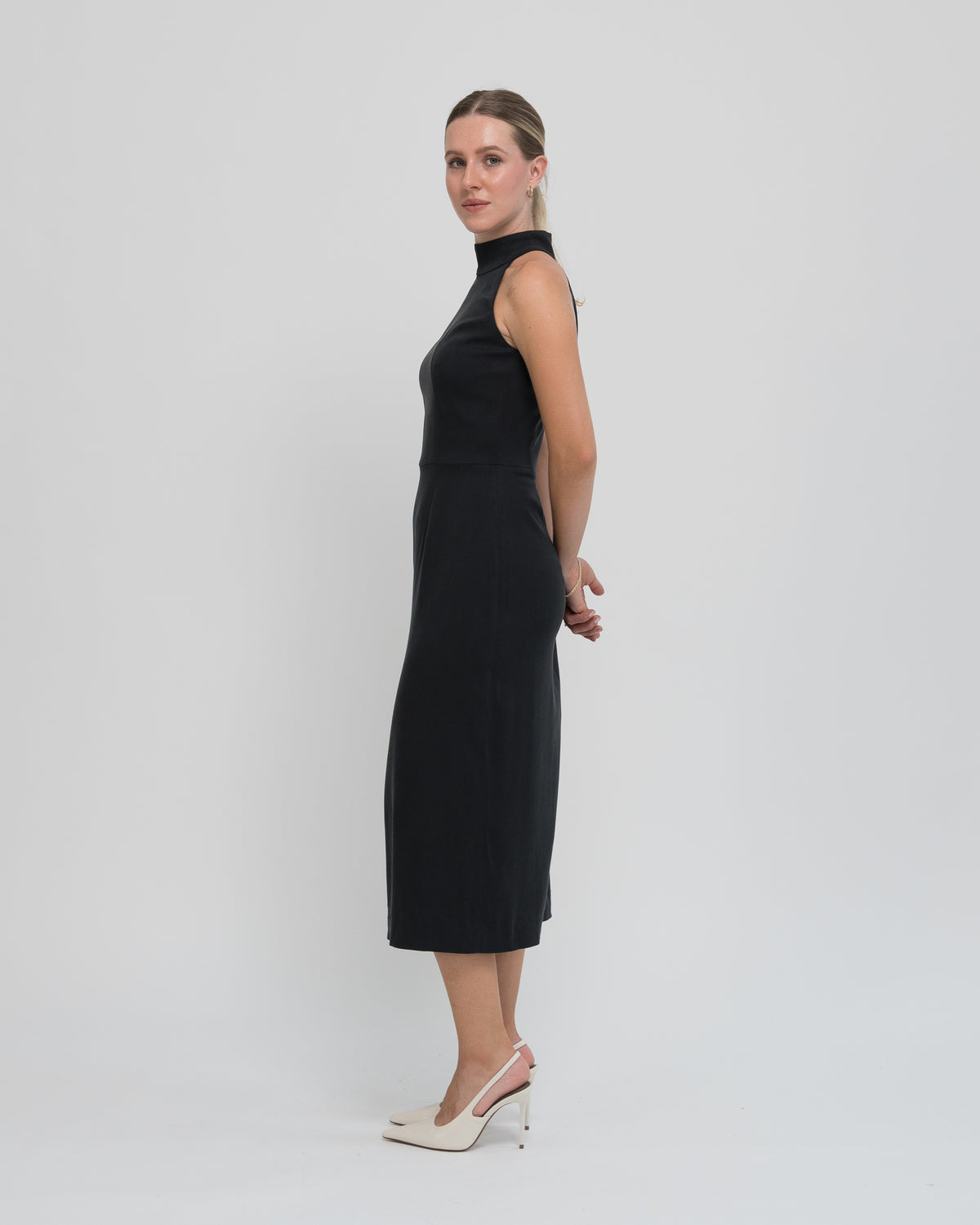Sukienka Halter neck midi czarna – bok