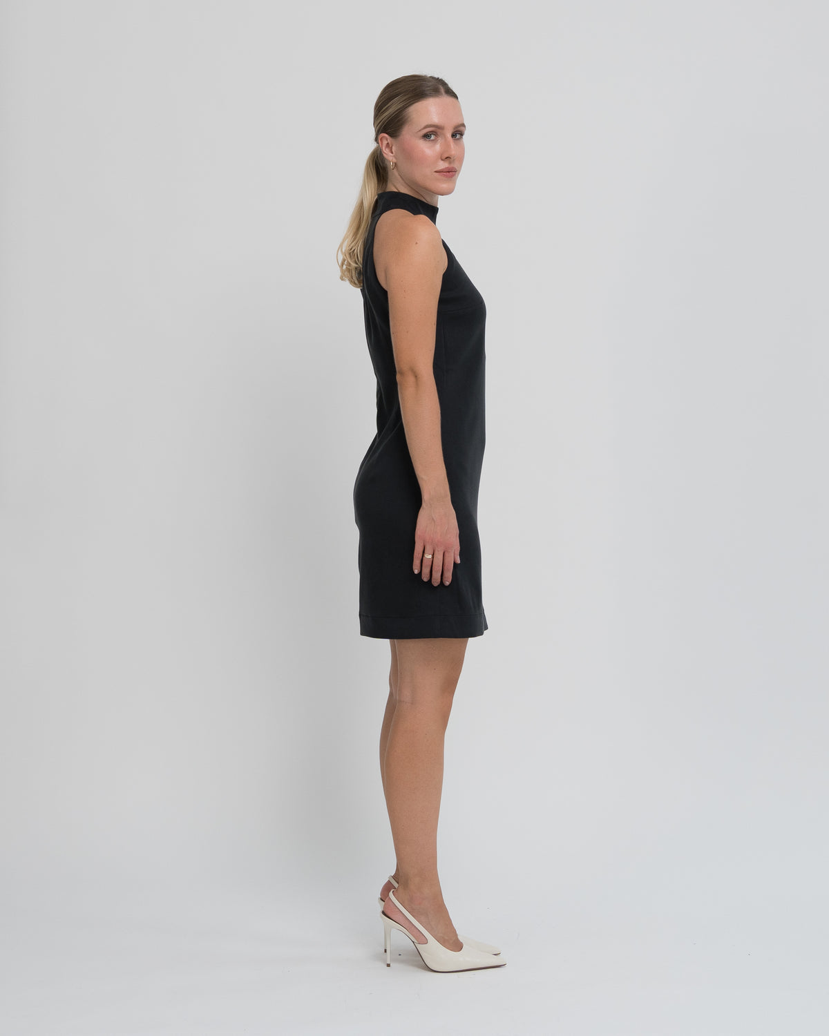 Sukienka Halter neck mini czarna – bok