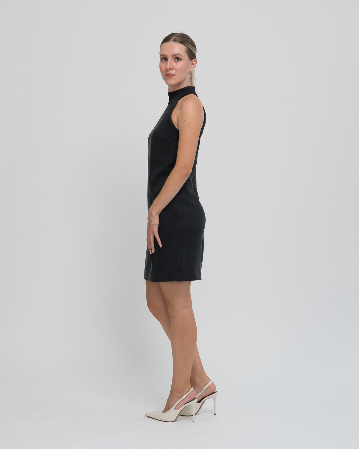 Sukienka Halter neck mini czarna – bok