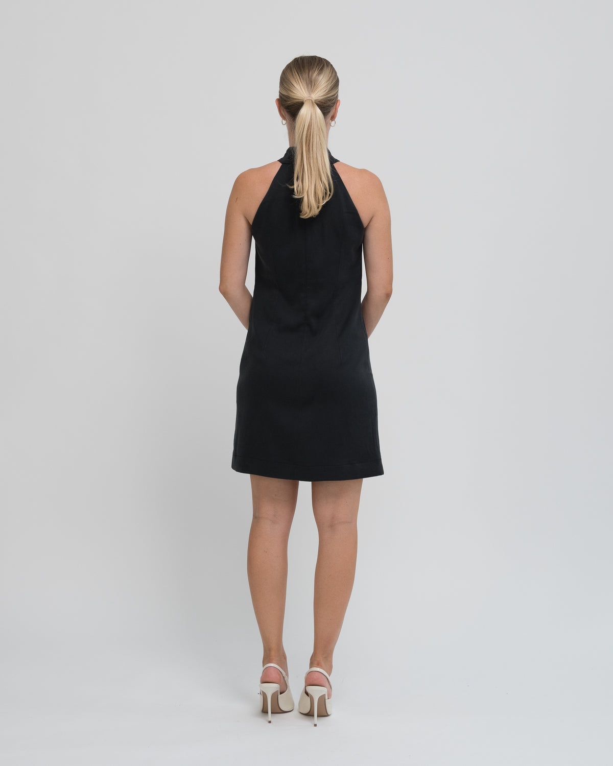 Sukienka Halter neck mini czarna – tył