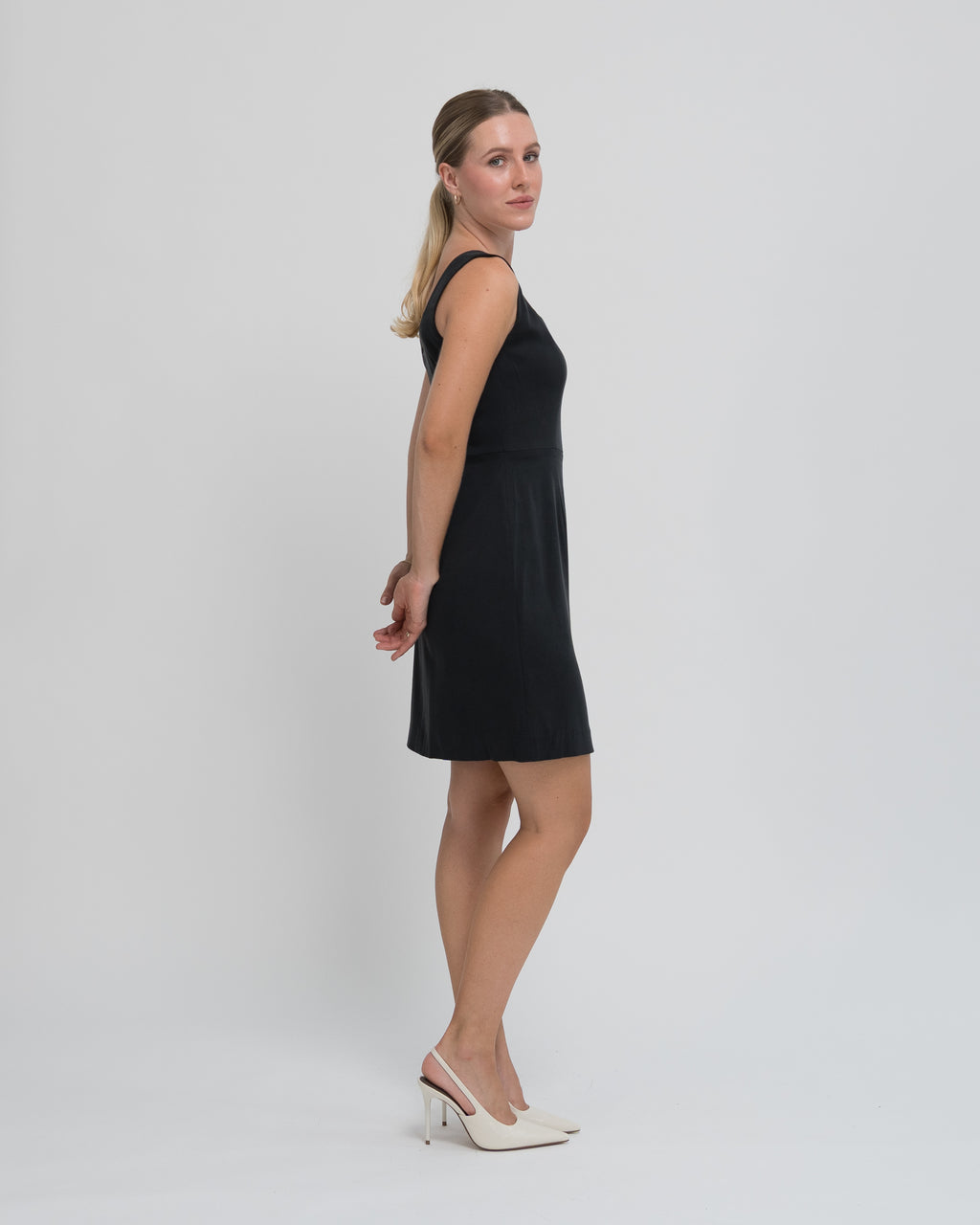 Sukienka Kwadratowa mini czarna – bok