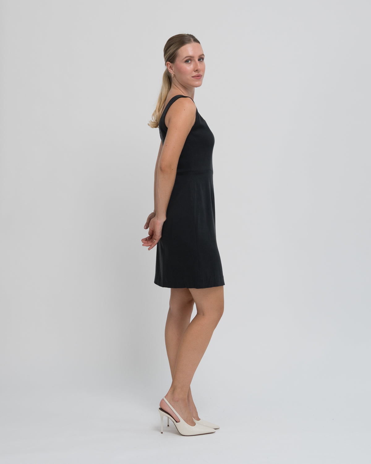Sukienka Kwadratowa mini czarna – bok